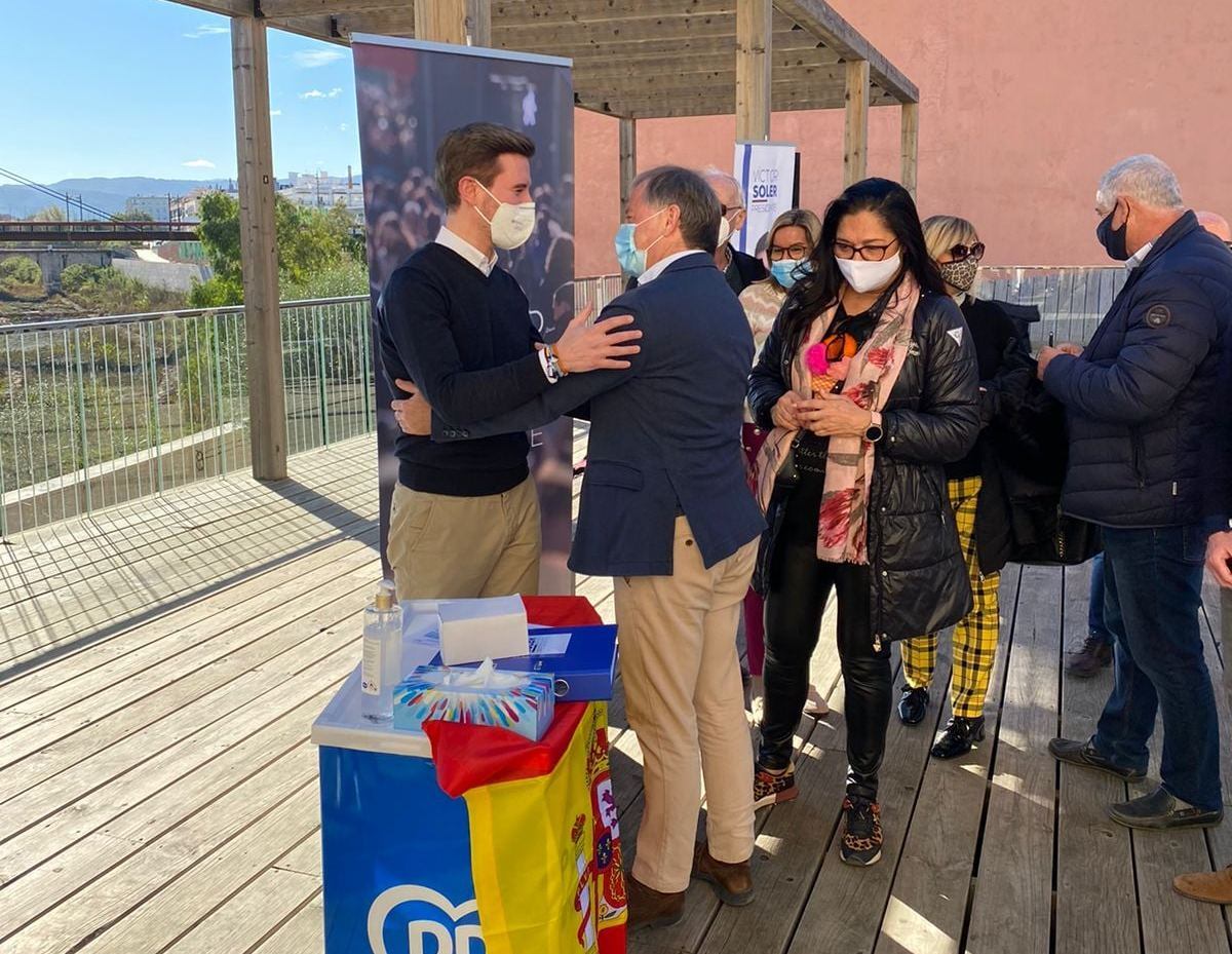 Víctor Soler saludando a Juan Carlos Moragues el día que presentaba su candidatura a presidir el PP de Gandia.