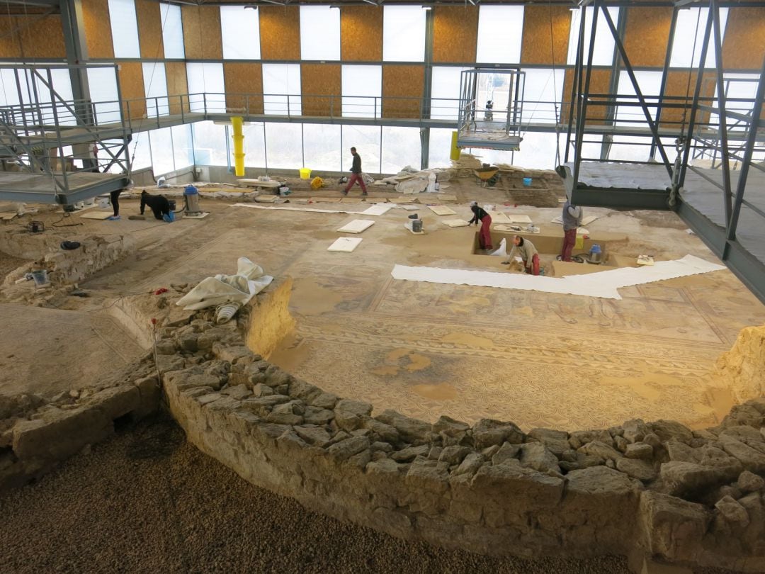 Trabajos en el mural del yacimiento romano de Noheda