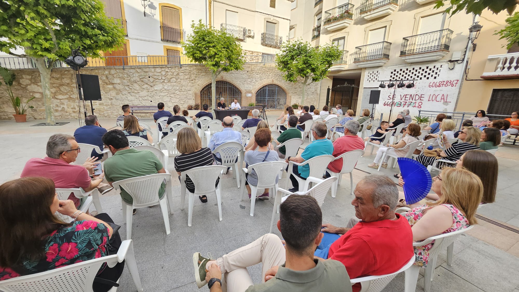 Vista general con el público asistente en la Plaza de España