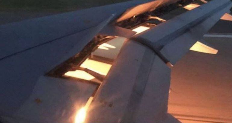 Una imagen del fuego en el ala del avión de Arabia Saudí