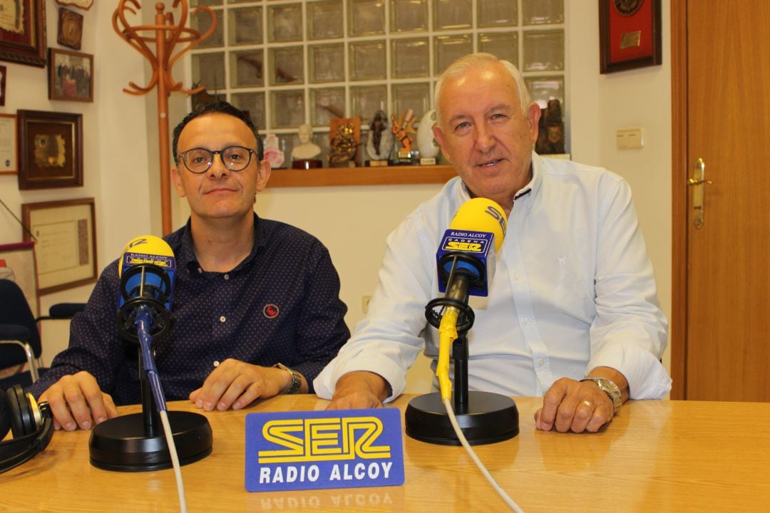 Romualdo Coderch, de blanco, en Radio Alcoy tras su designación como coordinador local de Ciudadanos en 2019