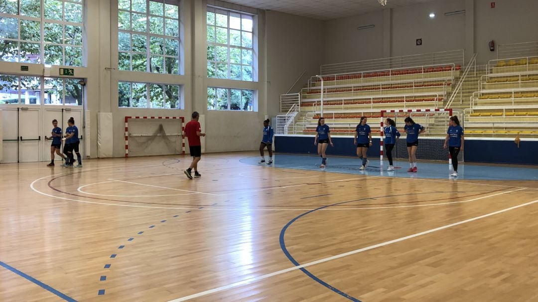 las jugadoras del Bera Bera calientan sobre el parqué de Bidebieta