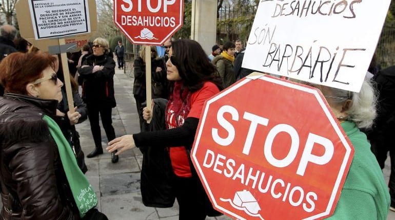 Concentración de colectivos antidesahucios en la Comunitat Valenciana en una imagen de archivo