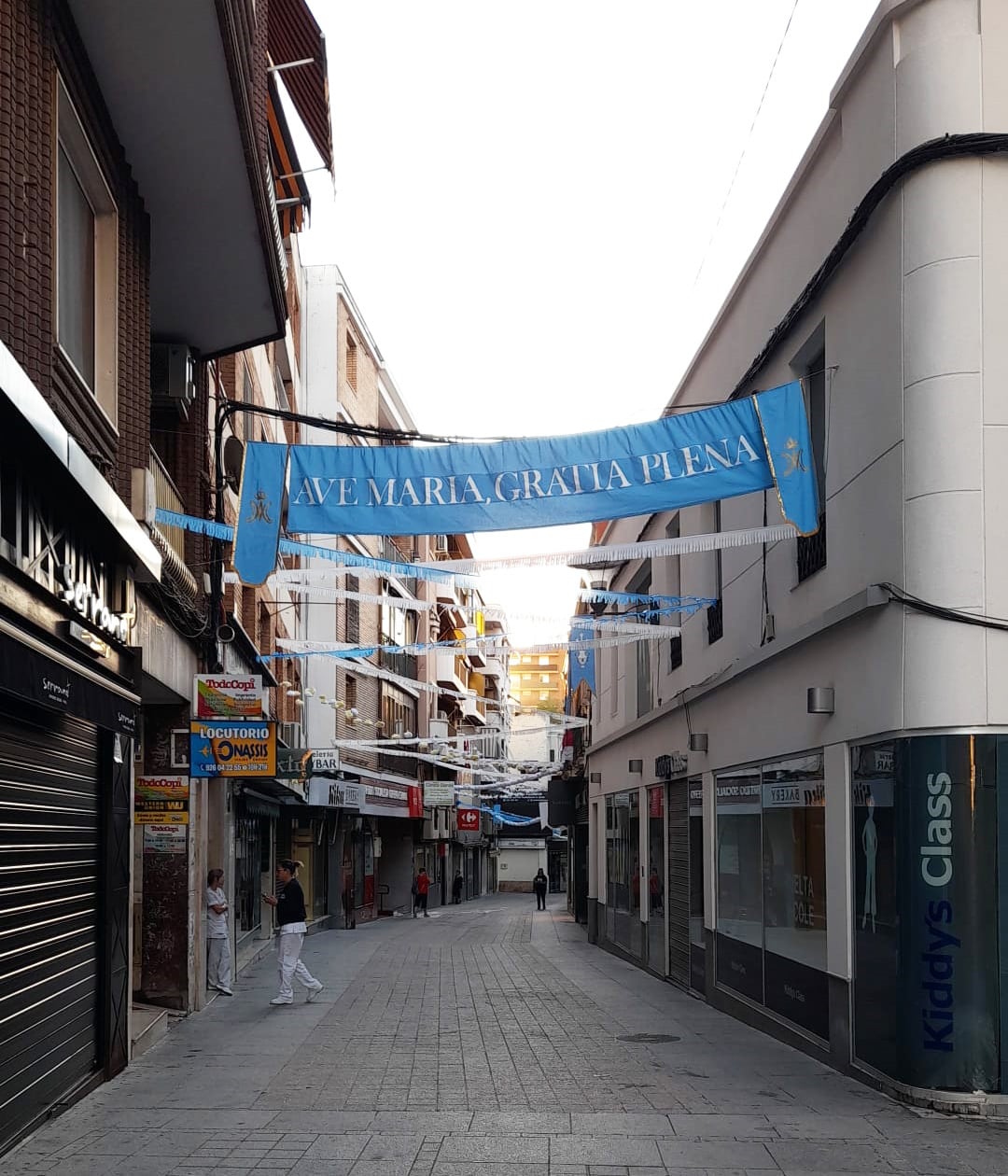 Calle Aduana de Puertollano, engalanada para la procesión de la Patrona