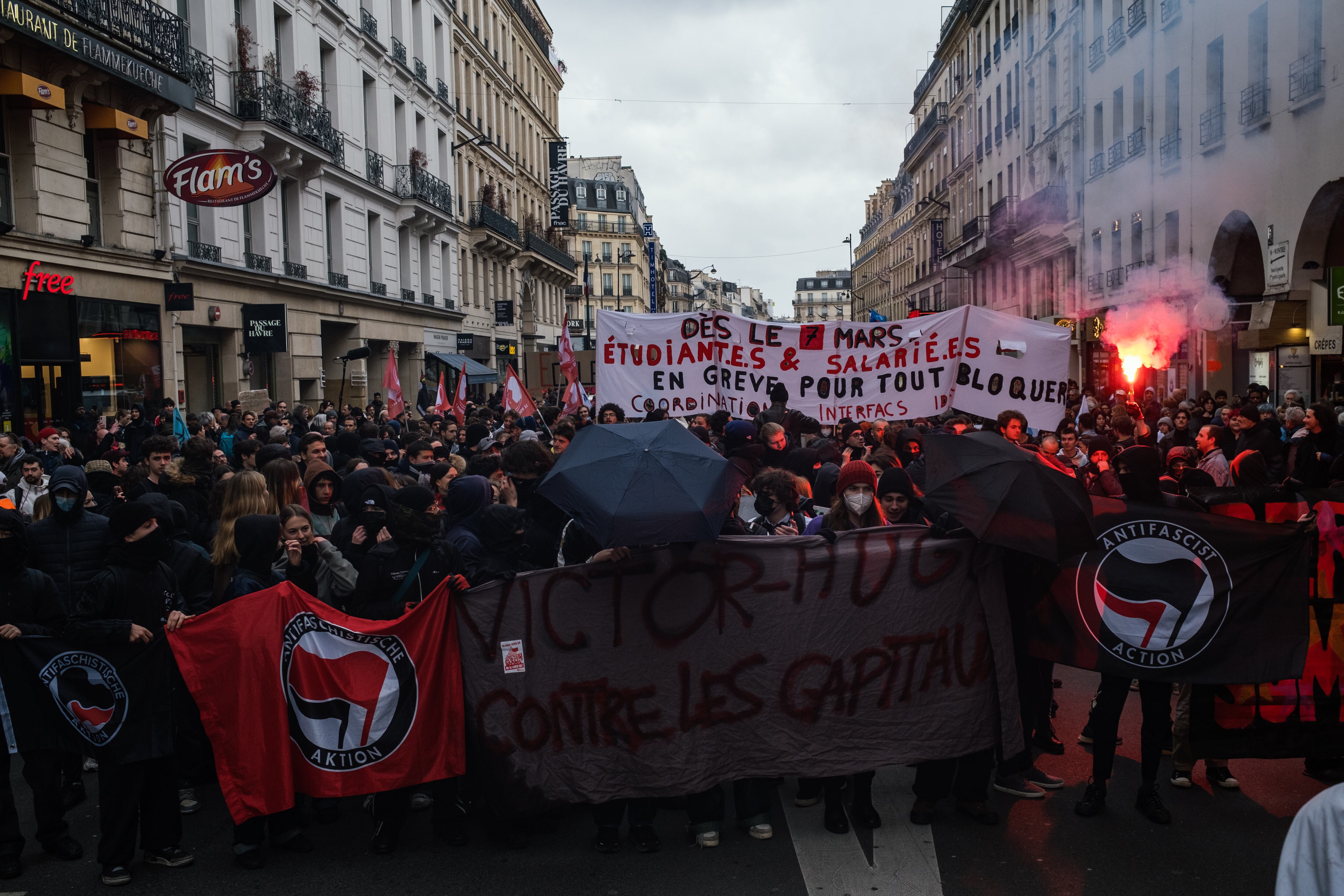 Ciudadanos franceses protestan en las calles de París contra la propuesta de retrasar la edad de jubilación a los 64 años