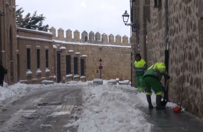 Este miércoles se trabaja sobre todo en despejar de nieve y de hielo las aceras