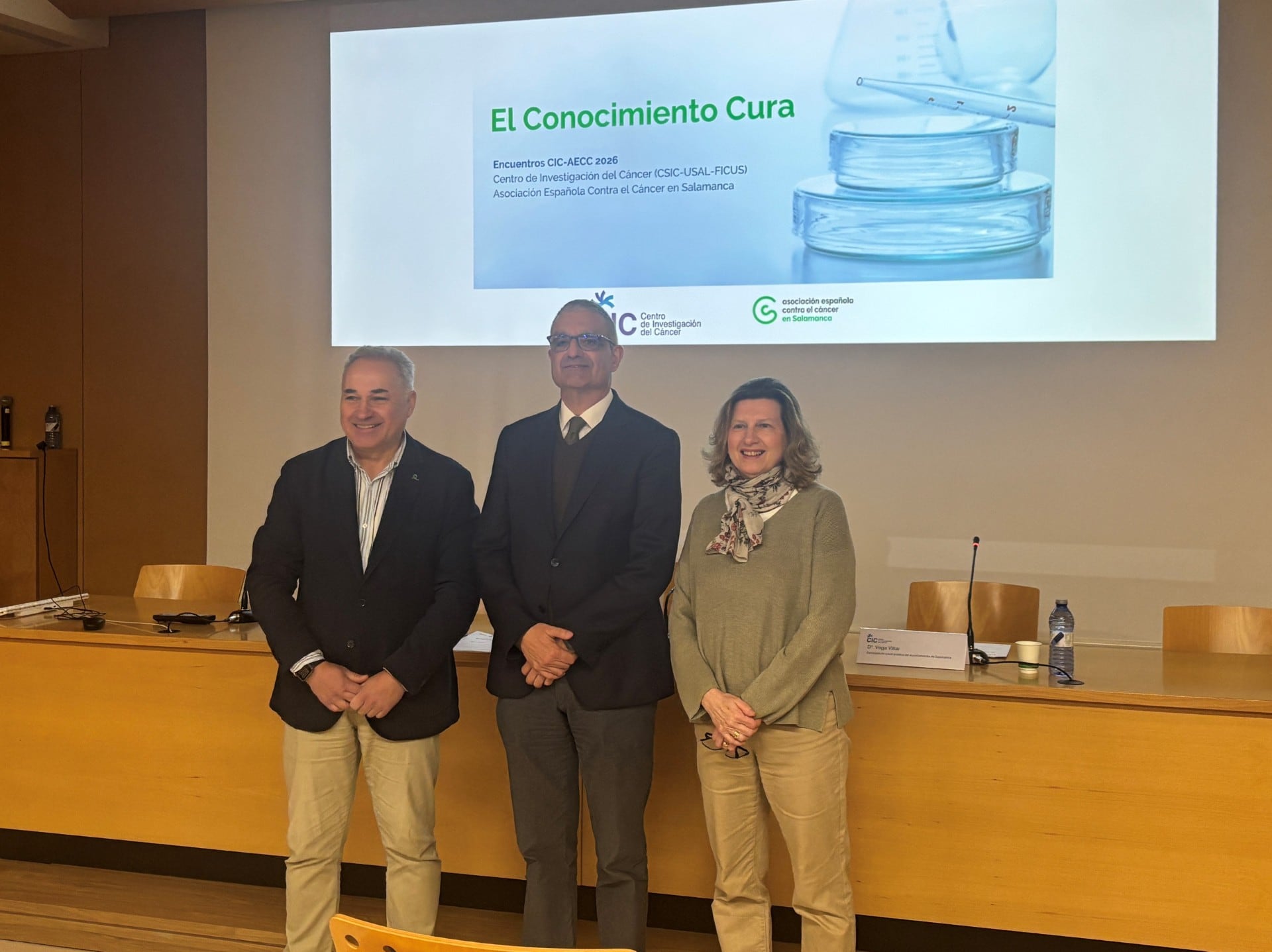 Ángel Losada, presidente de la AECC; Xosé Bustello, director del CIC; y Vega Villar, concejala de salud del Ayuntamiento de Salamanca