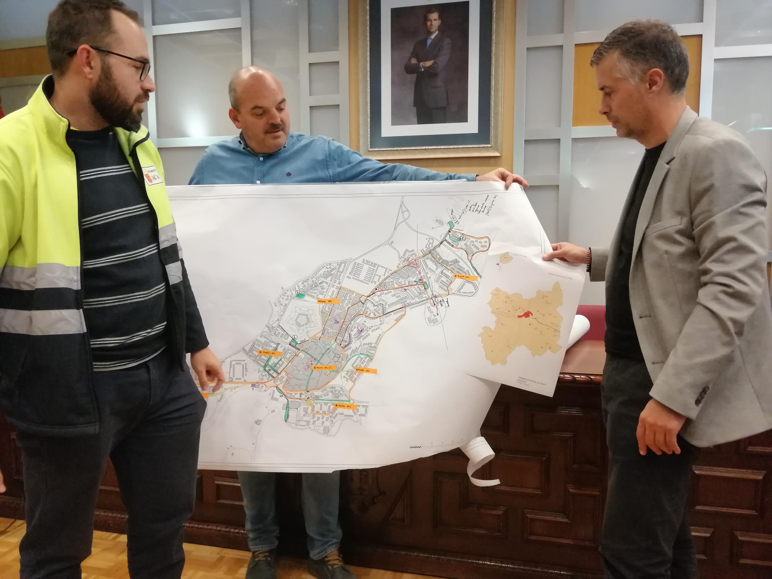 El alcalde, el concejal de Urbanismo y el responsable de las brigadas muestran un mapa de prioridades para la limpieza viaria