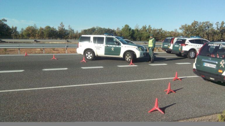 Dispositivo de la Guardía Civil en una carretera segoviana