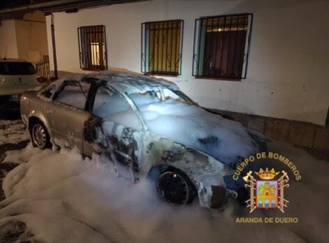 Vehículo quemado en la calle Núñez de Balboa