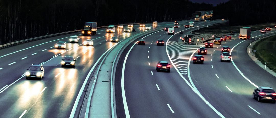 Tráfico de coches en una autopista