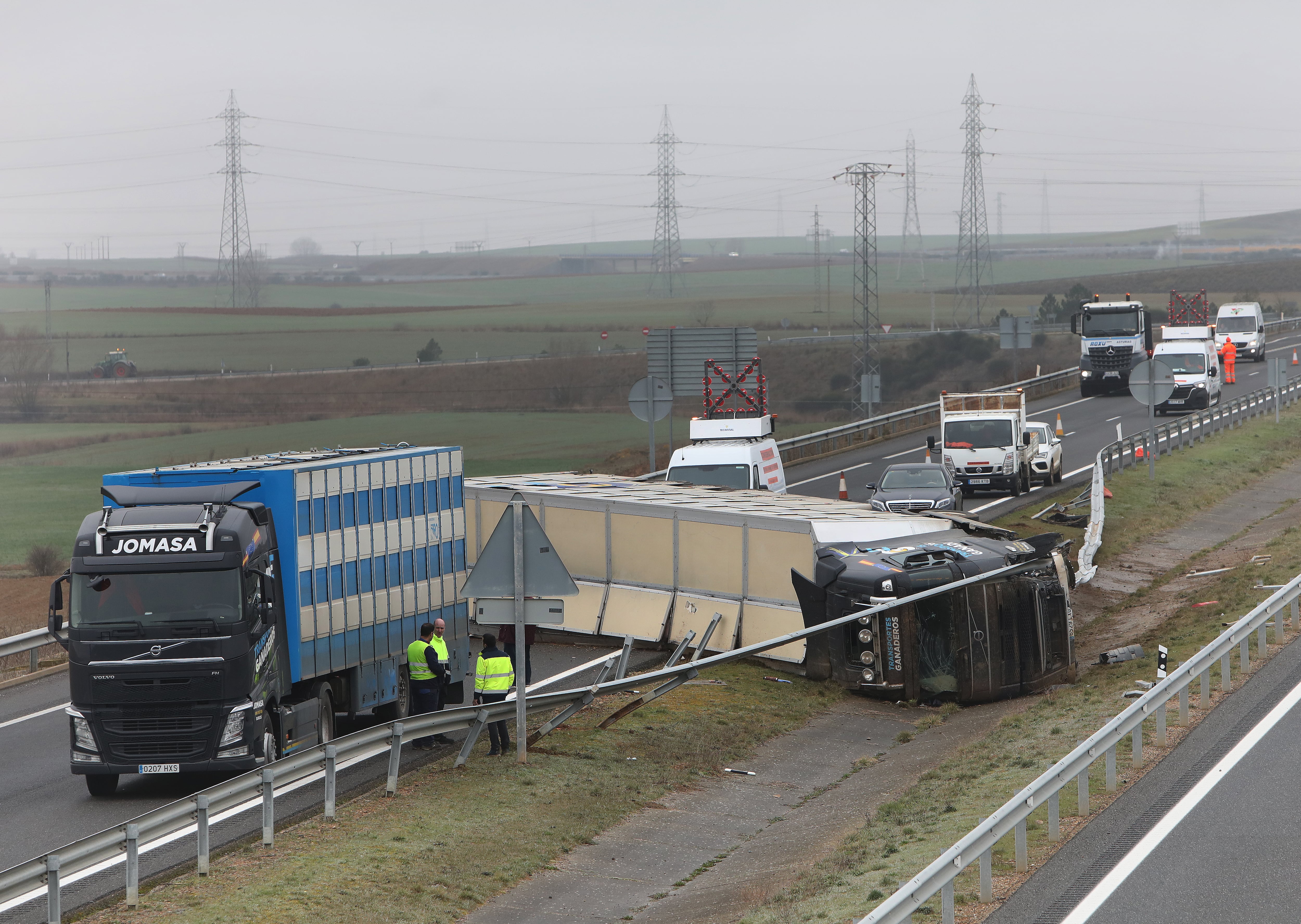 Accidente de un trailer de transporte de ganado en la A231 término de Ososrno (Palencia)