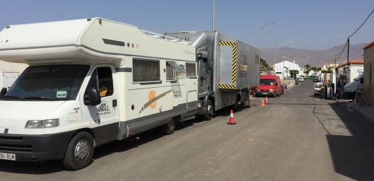 Autocaravana (blanca) donde descansan los actores de &#039;Mar de plástico&#039; durante el rodaje. Ahí se llevó a cabo esta entrevista