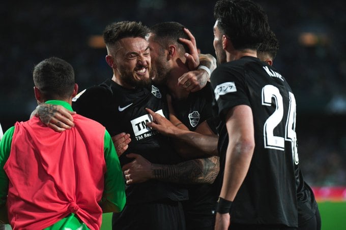 Los jugadores del Elche celebran el gol de la victoria en el Villamarín