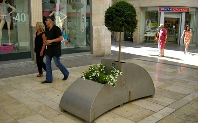 Una de las jardineras de calle Larios adquiridas por el ayuntamiento de Málaga