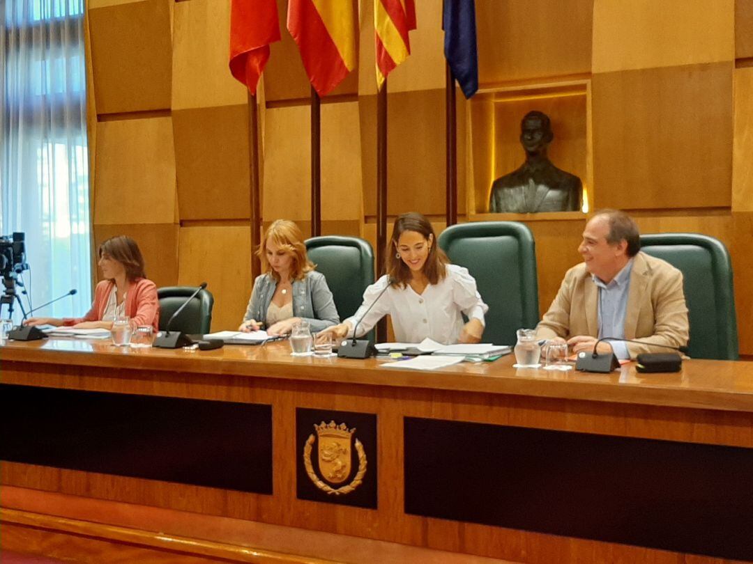 María Navarro, en el centro, durante una Comisión de Hacienda, el pasado mes de julio 