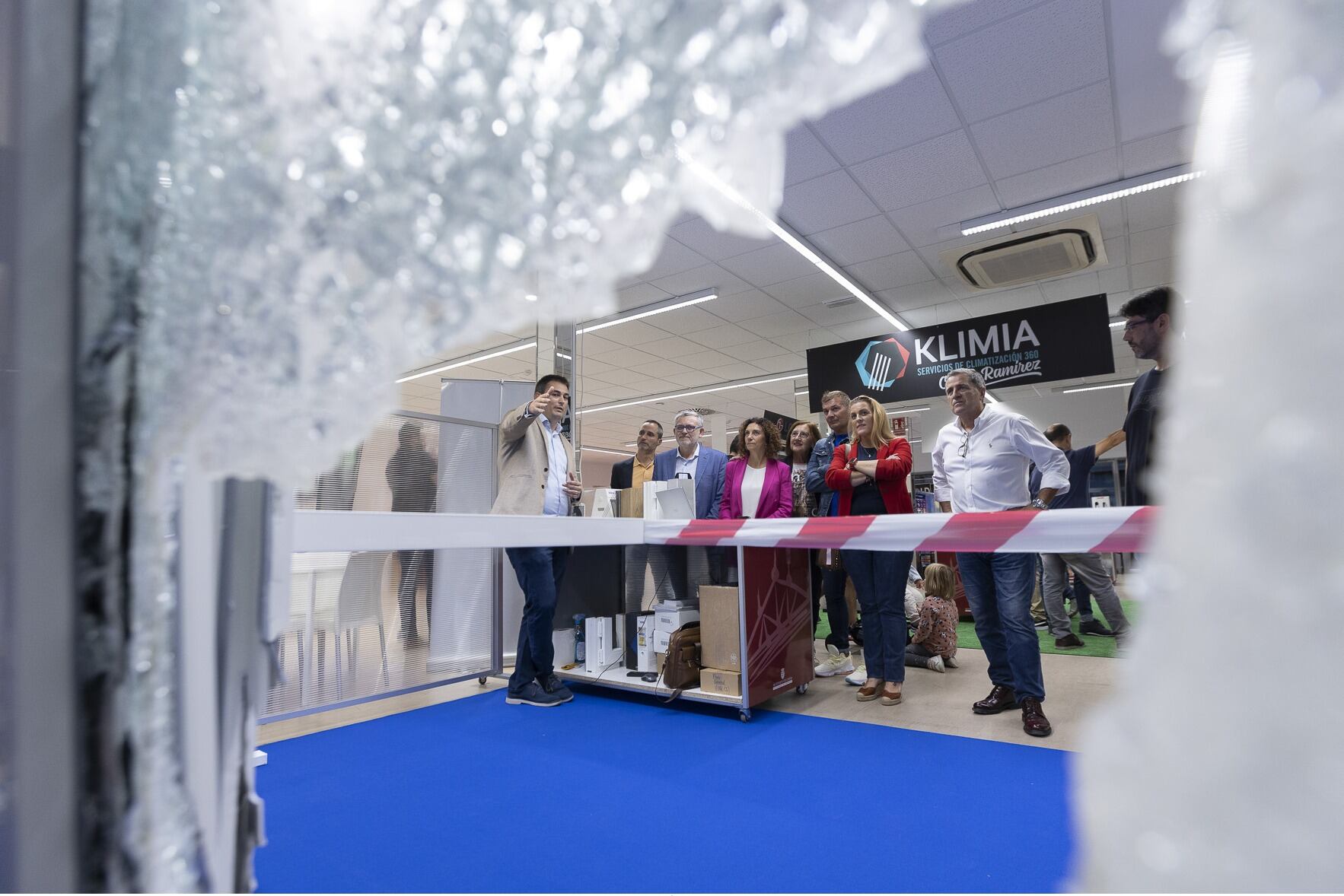 Las autoridades municipales visitan a los expositores durante la inauguración de la feria.