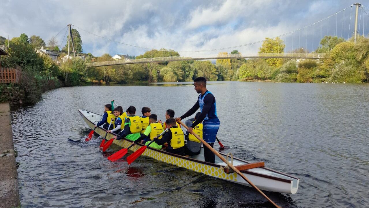 Grupo de niños del Club Fluvial de Lugo probando el  Dragon Boat