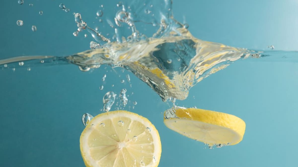 El agua con limón no adelgaza