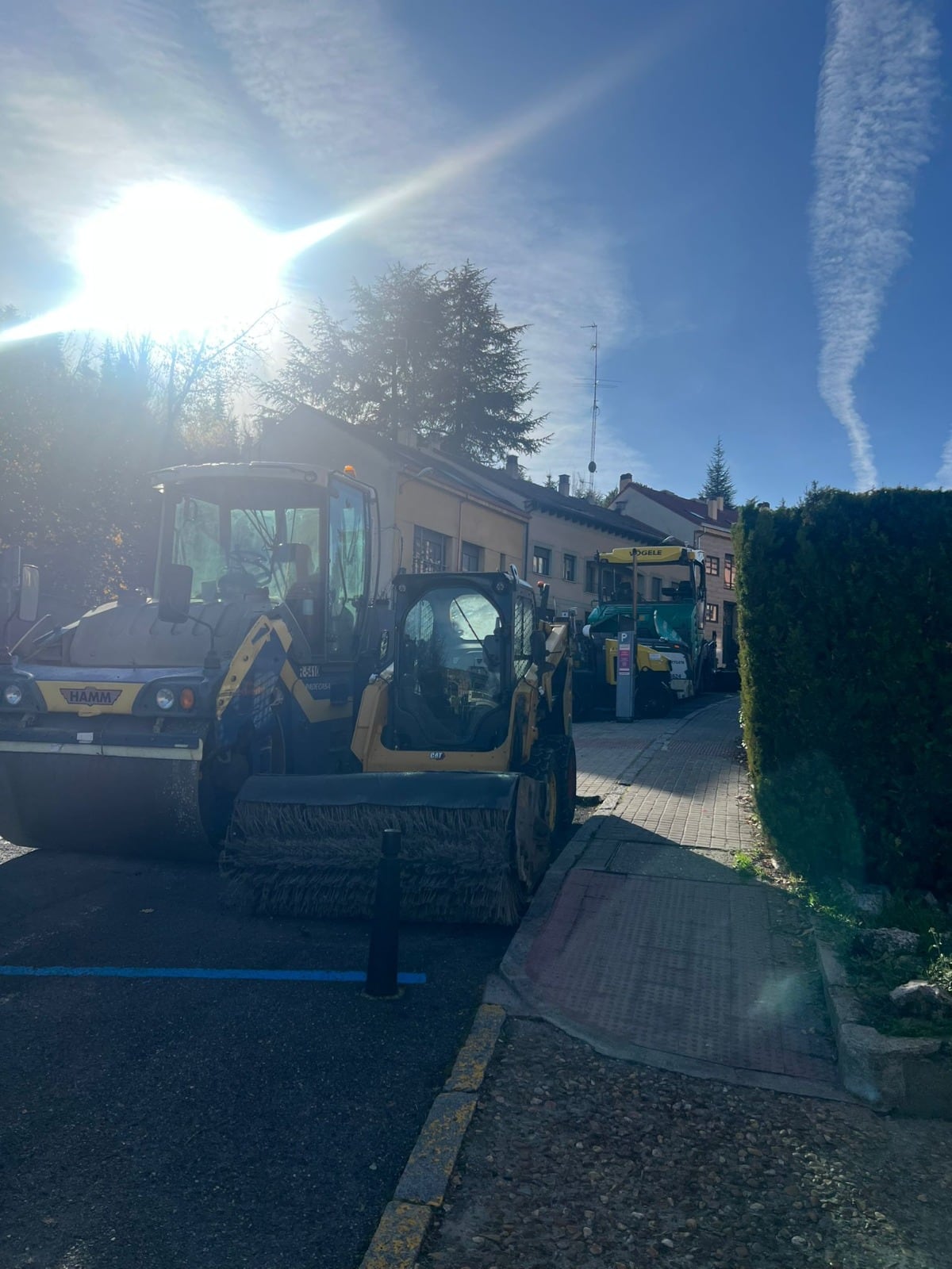 Imágenes de la maquinaria ocupando la Calle San Gabriel en Segovia