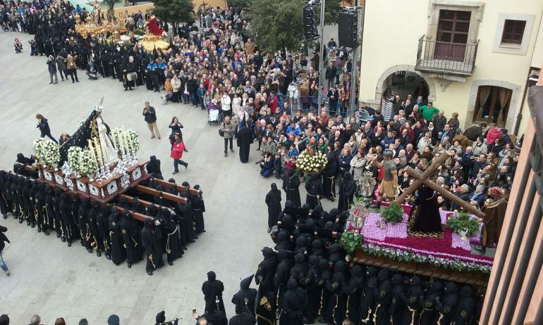 Momento del Encuentro en la plaza de la Encina