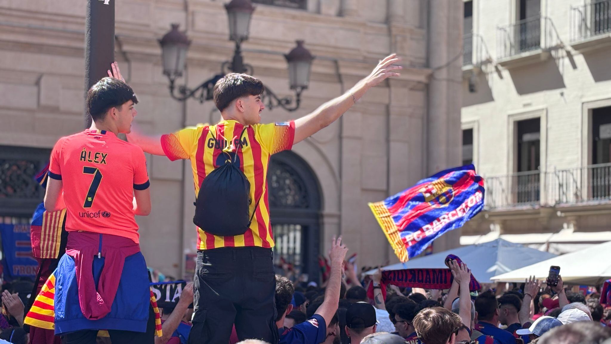Aficionados del FC Barcelona congregados en la plaza de San Francisco de Sevilla