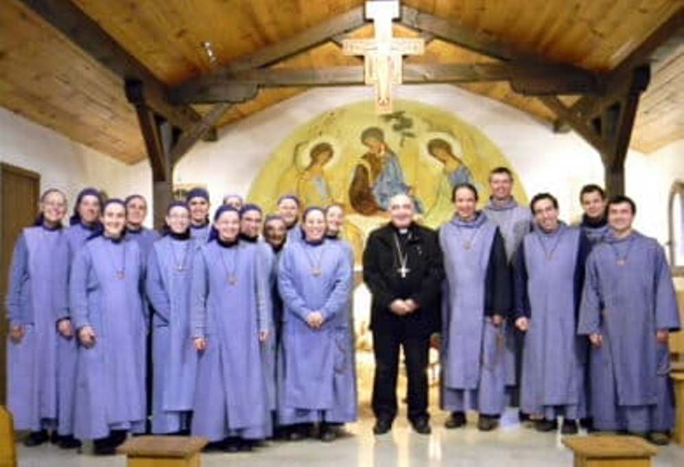 El Arzobispo con el grupo de religiosas y religiosos (Foto: Arzobispado de Valencia)