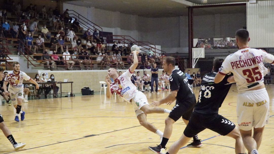 Jozinovic lanza en uno de los choques de la pretemporada