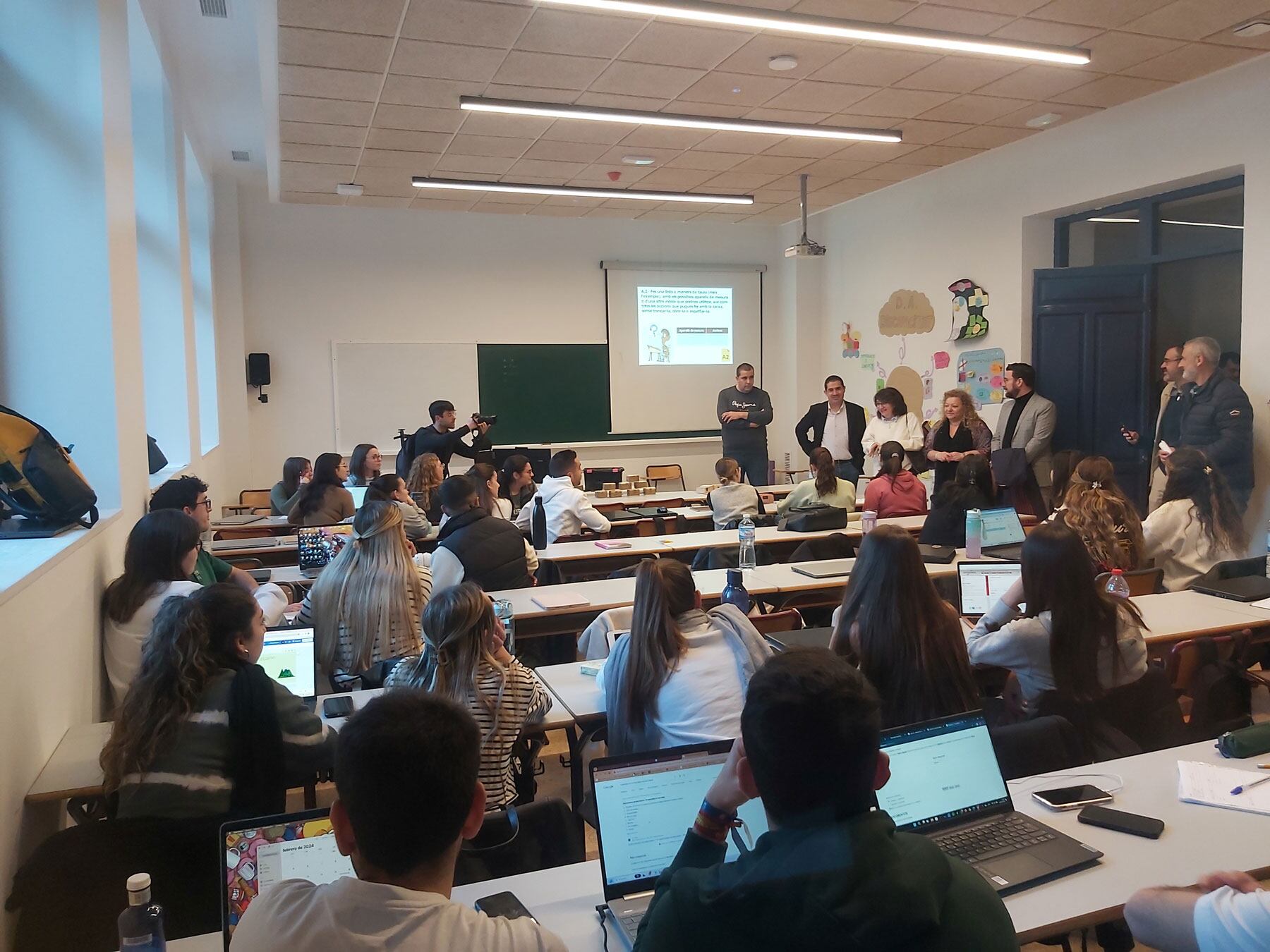 Durante la visita entraron en una de las aulas durante la clase para conversar unos instantes con alumnos y su profesor