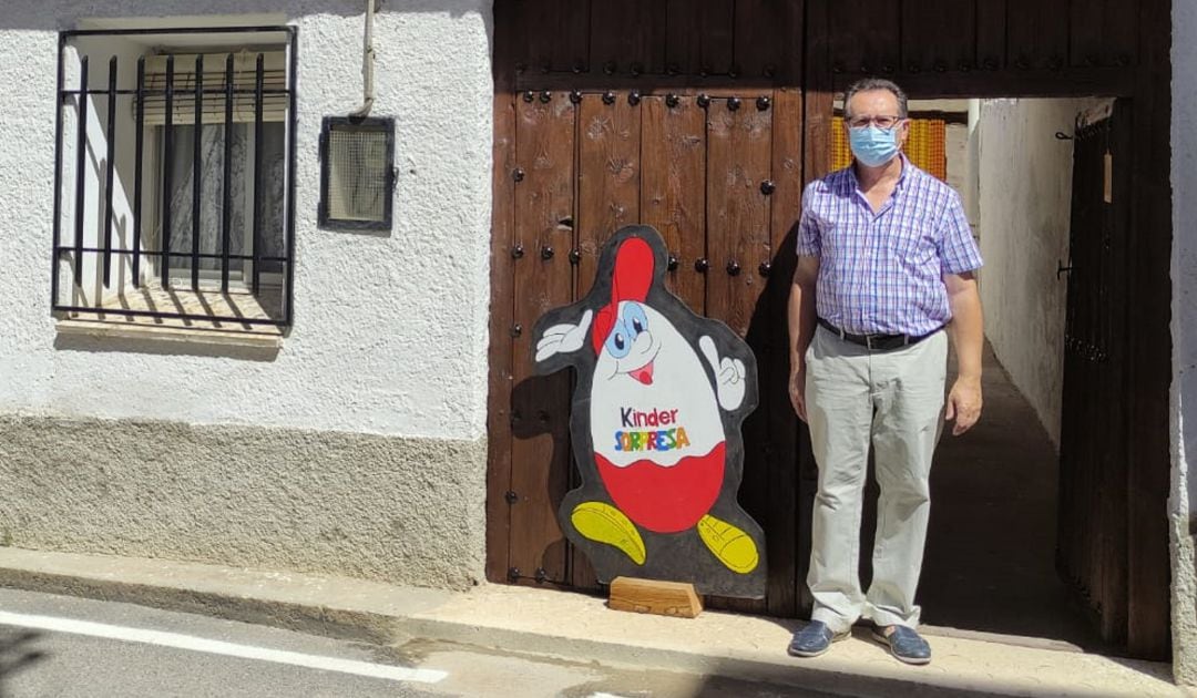 Enrique González a la entrada a su exposición en Cardenete (Cuenca).