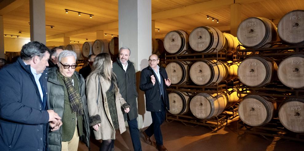 El presidente del Gobierno de Aragón, Jorge Azcón, y el consejero de Agricultura, Ganadería y Alimentación, Javier Rincón, visitan Bodegas Aragonesas. Foto: Fabián Simón