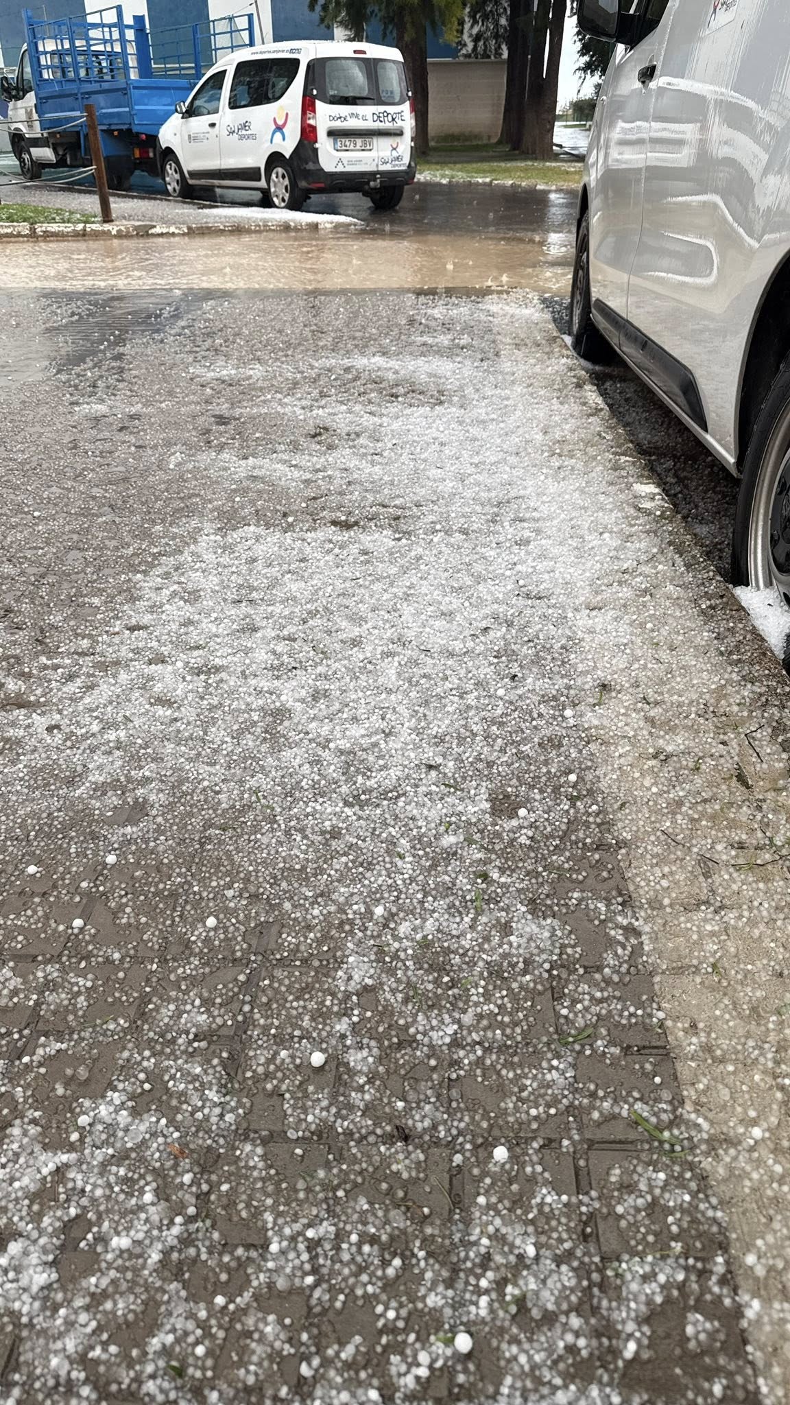 El granizo sorprende a los vecinos de San Javier esta mañana