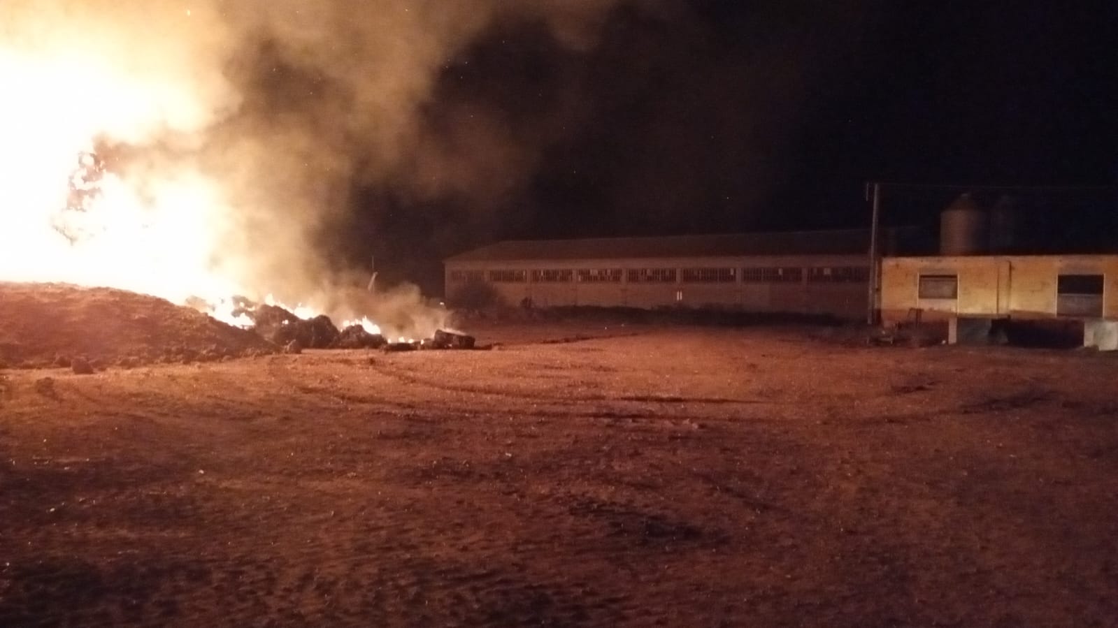 El incendio se produjo cerca de unas naves en Sangarrén