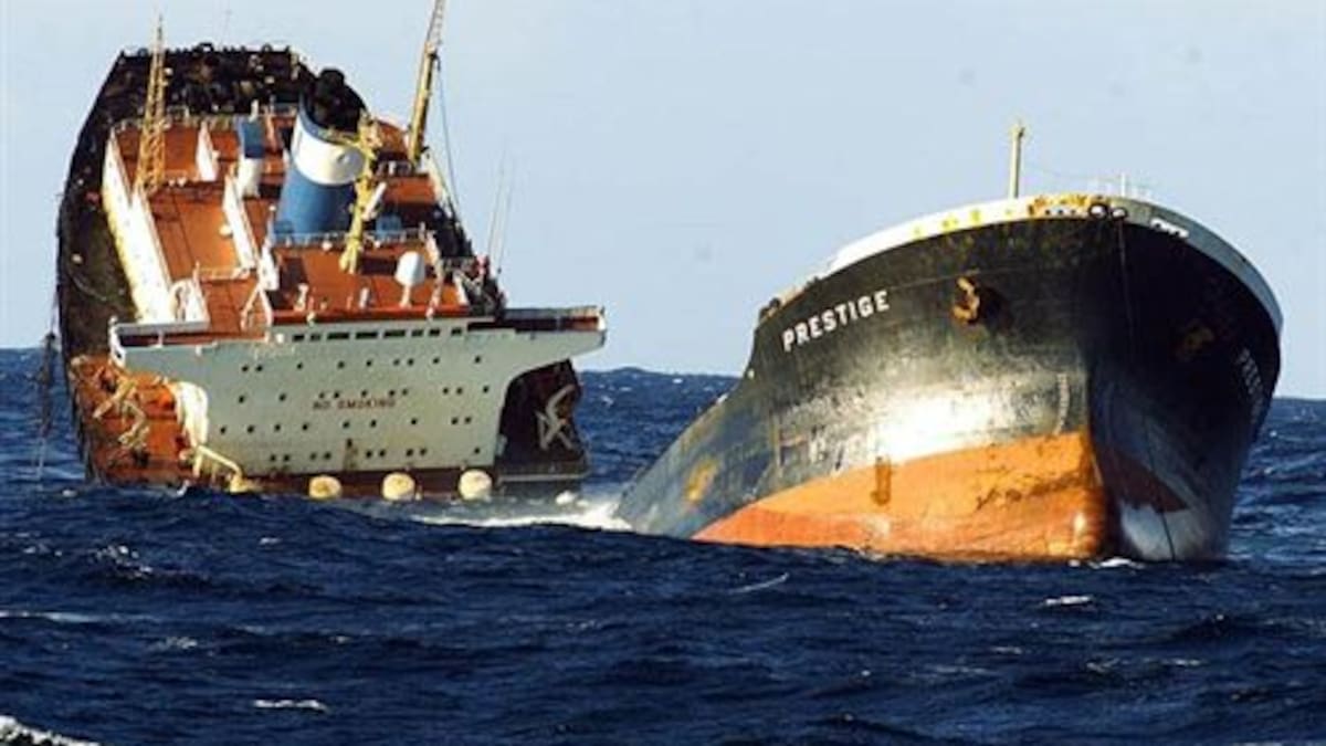 Un castellanomanchego que estuvo recogiendo chapapote del Prestige: "miraras por donde miraras, todo se veía negro"