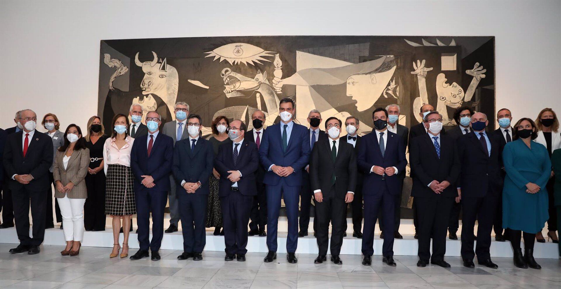 Foto de familia de la constitución de la Comisión Nacional del 50 aniversario de la muerte de Pablo Picasso, en el Museo Nacional Centro de Arte Reina Sofía