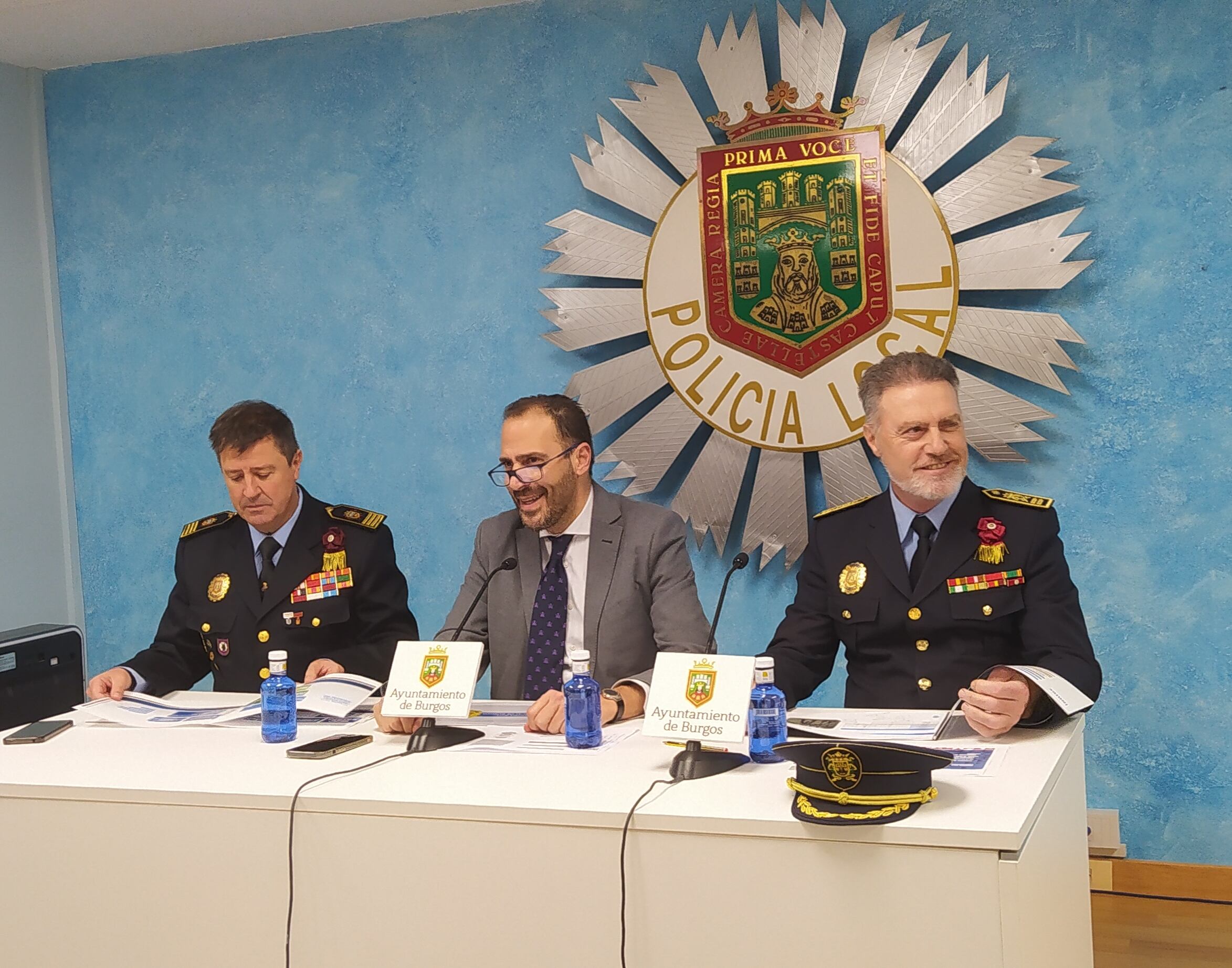 El concejal de Seguridad ciudadana, Ignacio Peña (centro) junto al Intendente Jefe, Félix Ángel García (dcha) y el sub-jefe, José Ignacio Romo, de la Policía Local de Burgos