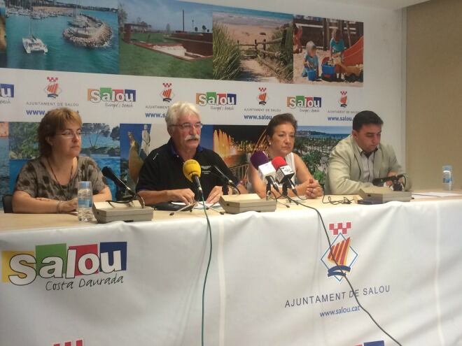 Rosa Sanahuja, Zacarias Henar, Rosa Pasquina i Aitor Arruego anunciant la seva decisió d&#039;abandonar el Grup Municipal Socialista de l&#039;Ajuntament de Salou