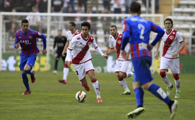 GRA333. MADRID, 28/02/2015.- El centrocampista del Rayo Vallecano Alberto Bueno controla el balón, durante el partido frente al Levante de la vigésima quinta jornada de Liga de Primera División disputado esta tarde en el estadio de Vallecas. EFE/Víctor Lerena