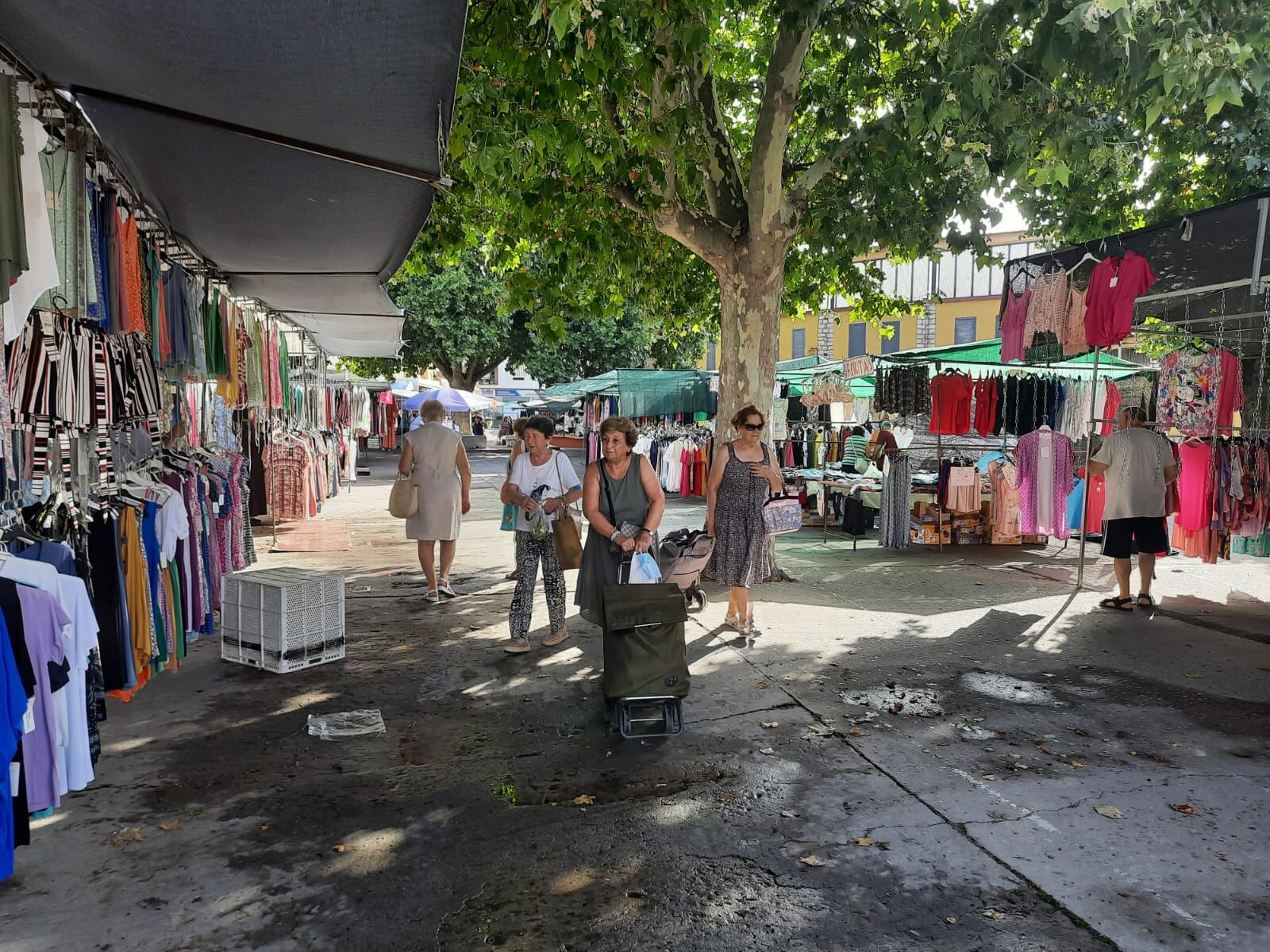 Mercado semanal de los jueves en la explanada de la Plaza de Toros de Cuéllar