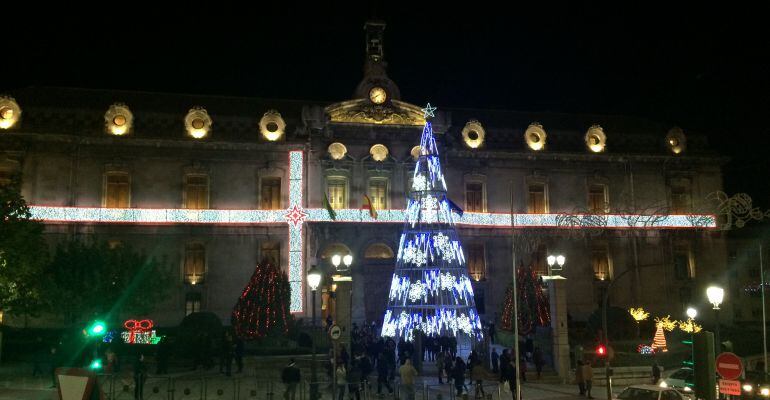 Fachada de la Diputación de Jaén iluminada con motivo de la Navidad.