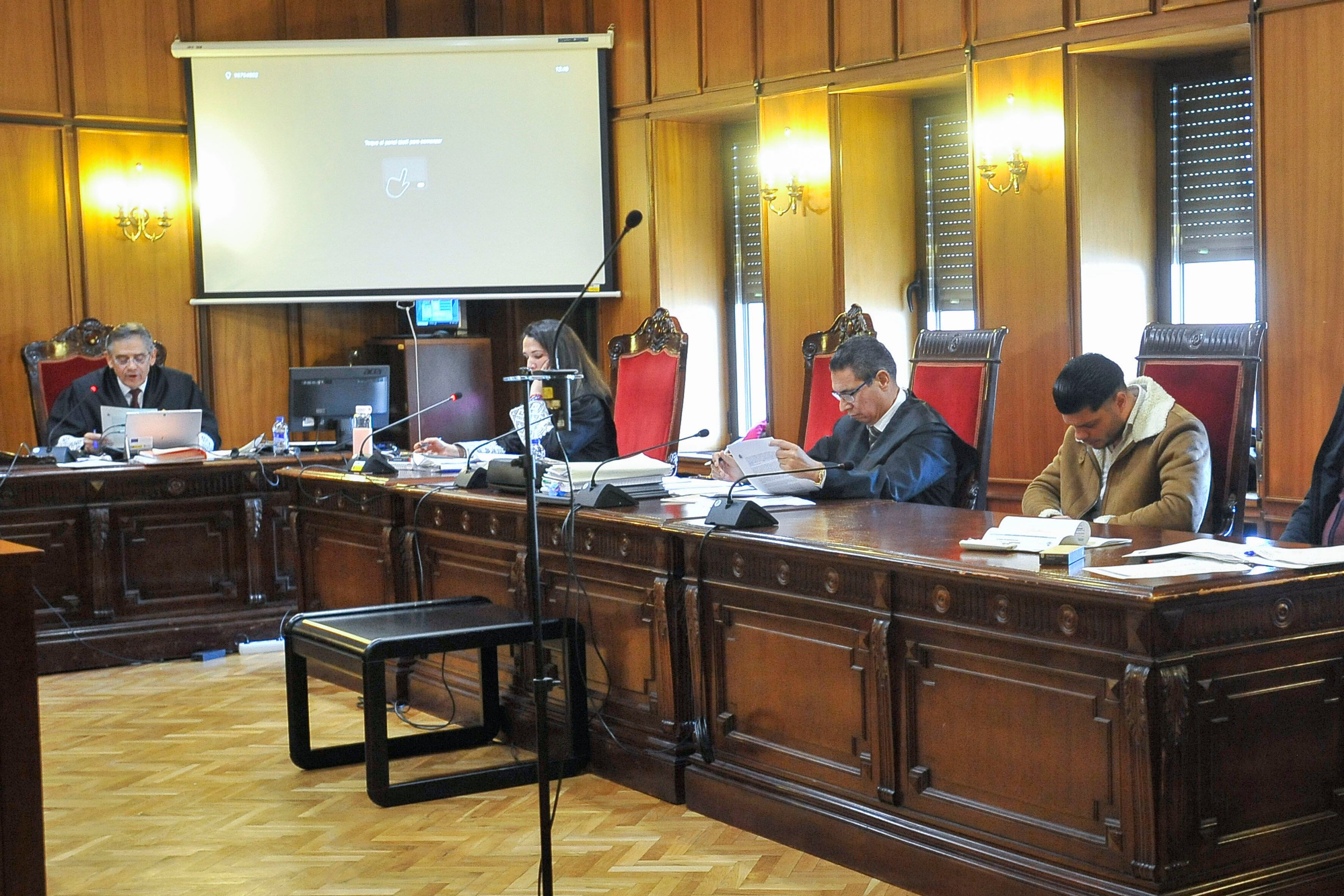 ALBACETE (ESPAÑA), 19/01/2026.- El juicio contra el acusado (d) de matar a su mujer en 2022 en Córdoba, para el que la Fiscalía pide 25 años de prisión, ha comenzado este lunes en la Audiencia Provincial de Albacete con la elección del jurado popular y con la intervención inicial de las partes. EFE/ Manu / POOL