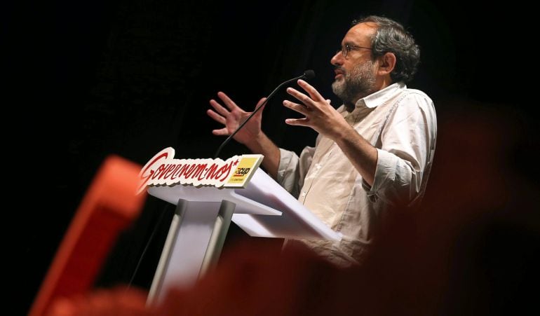 El candidato a la presidencia de la Generalitat por la CUP, Antonio Baños, interviene en un acto político en Cornellà de Llobregat (Barcelona)