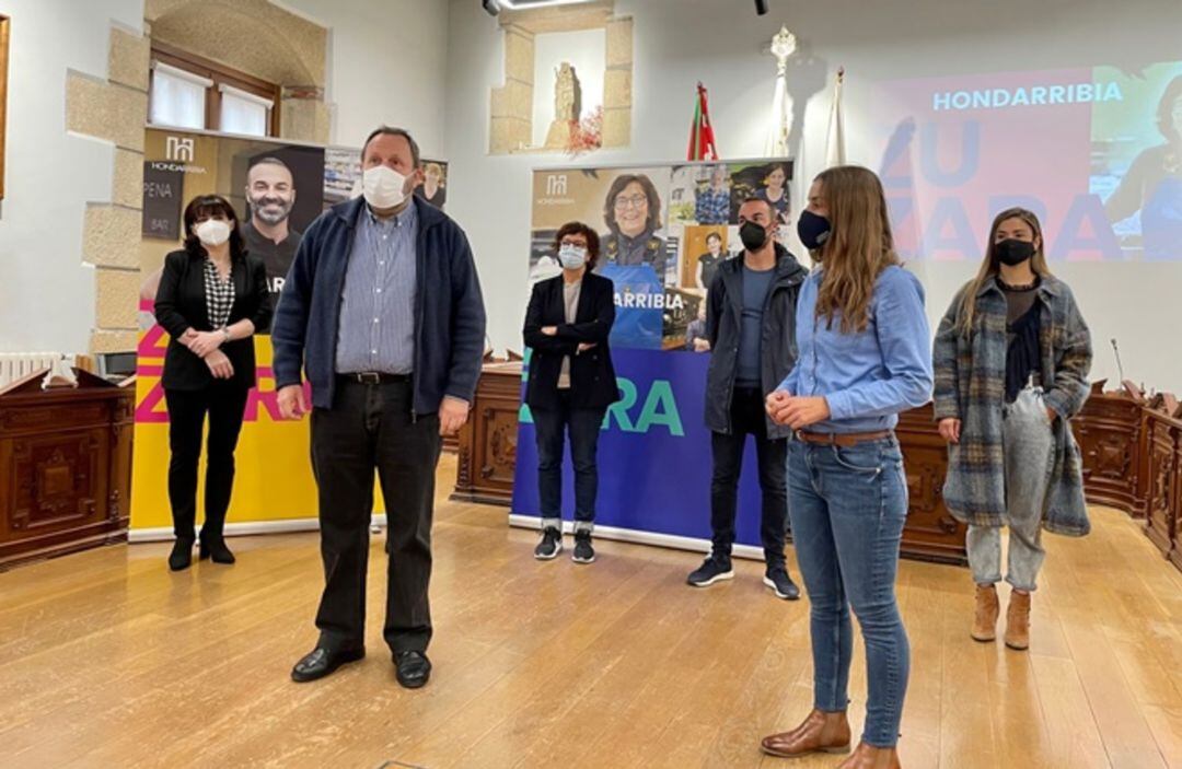 El alcalde Txomin Sagarzazu y la Concejala de Promoción Económica, Comercio y Turismo, Maria Serrano, así como varios hosteleros y comerciantes de Hondarribia.