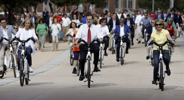 -FOTODELDIA- GRA038. MADRID, 13/05/2015.- El presidente del PP y del Gobierno, Mariano Rajoy, y las candidatas a la Comunidad y al Ayuntamiento, Cristina Cifuentes (i) y Esperanza Aguirre, dan un paseo en bici por Madrid Río tras reunirse hoy con profesio