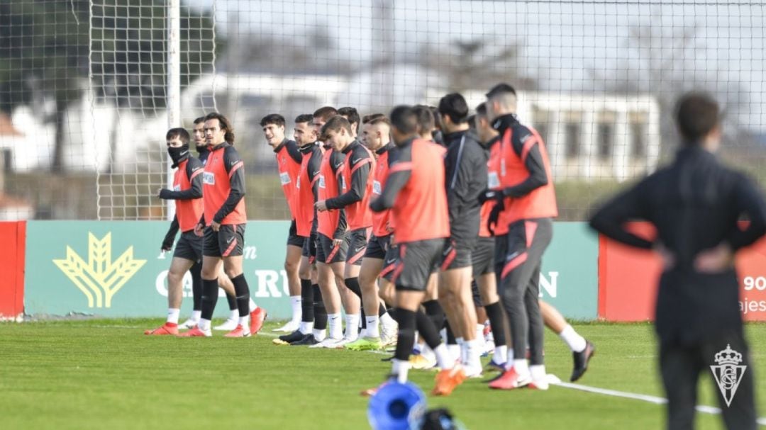 Los futbolistas del Sporting durante un entrenamiento antes del parón navideño. 