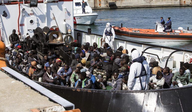 Un grupo de inmigrantes rescatado por la embarcación RBD llega al puerto de Corigliano Calabro (Italia).