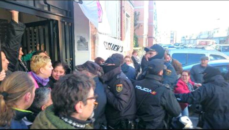 Imagen del choque entre activistas y agentes 