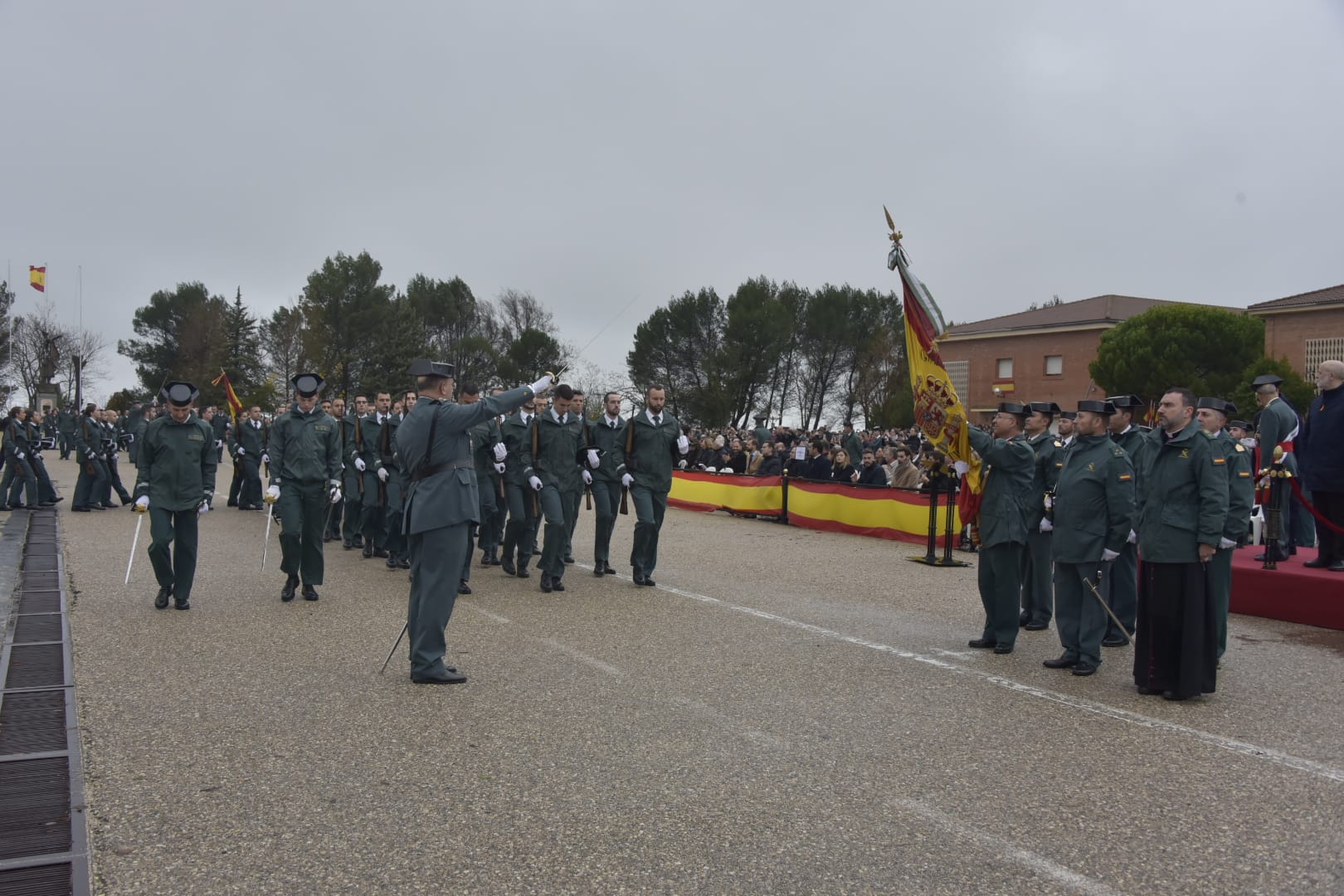 Un acto en la plaza de armas de la Academia de la Guardia Civil de Baeza en un día nublado