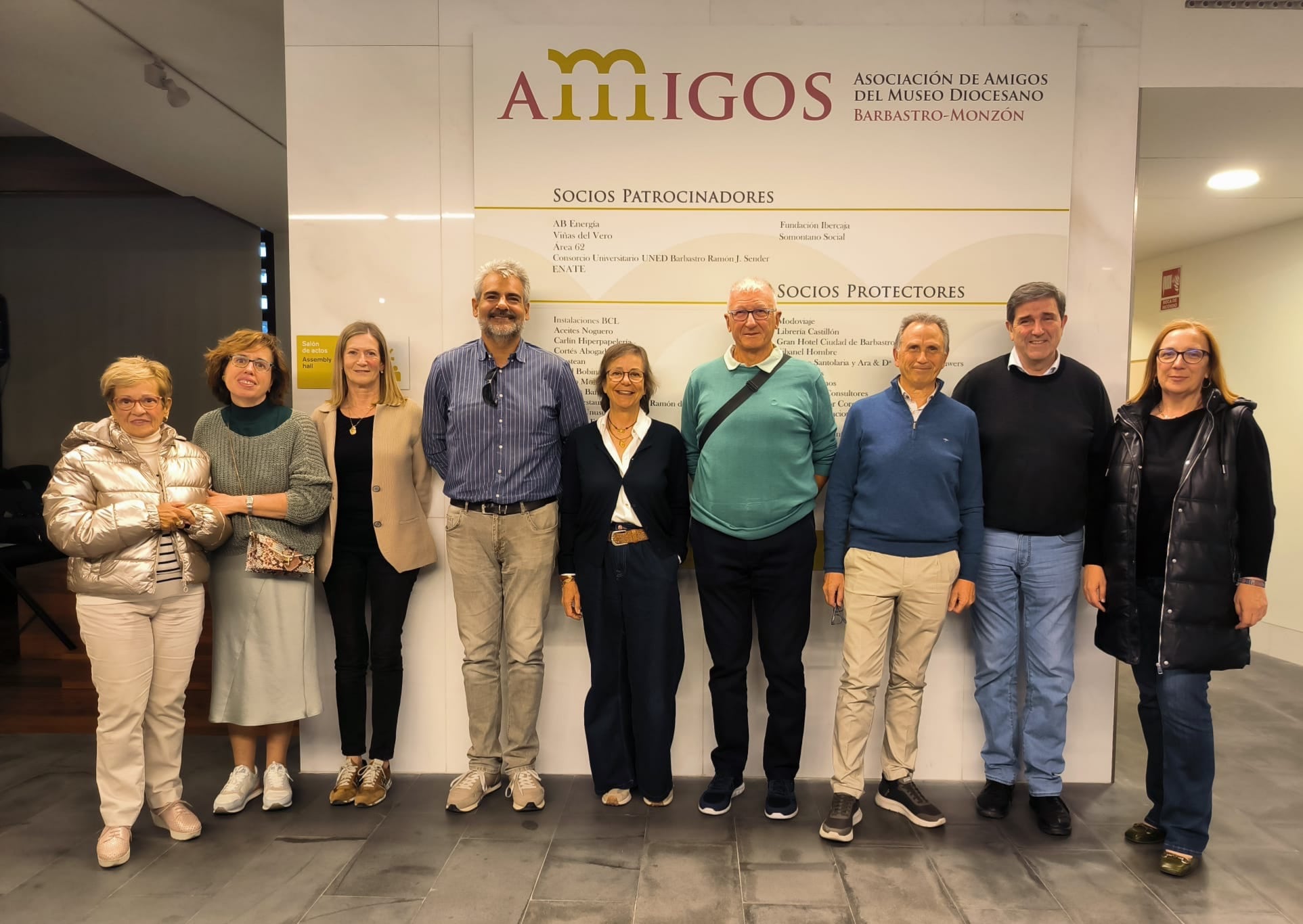 Miguel Ardanuy ( en el centro junto a Patricia Bravo) con la nueva junta directiva.