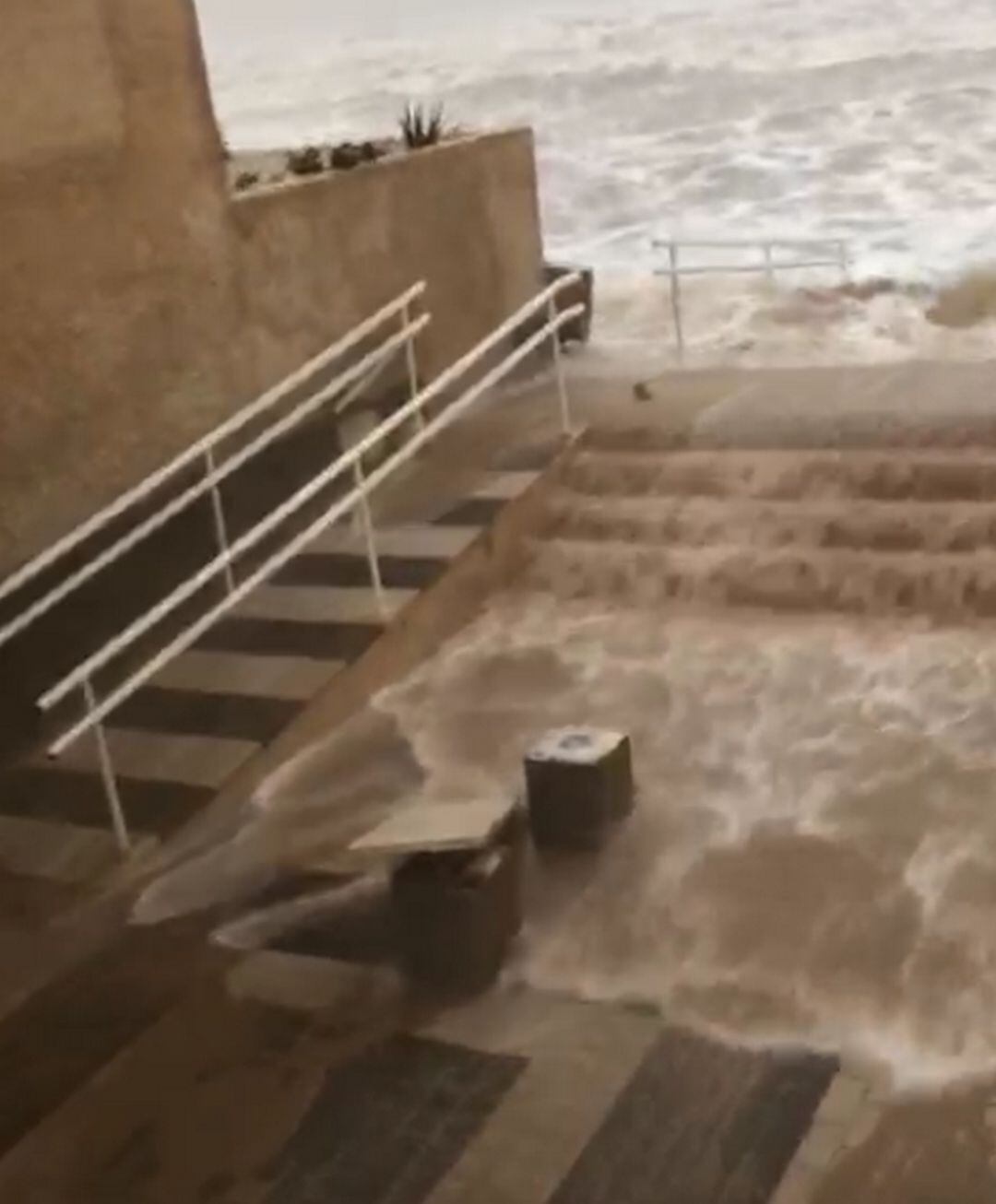 El mar supera la primera línea de casas en la playa de Oliva 